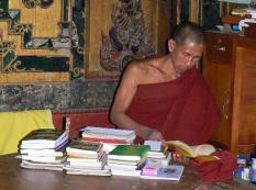 �{��ǂ�ł���m