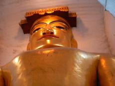 窮屈そうな仏像